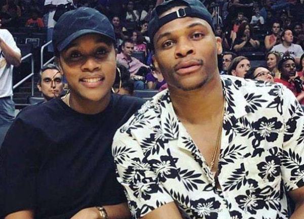 青岛记者：邵佳一大哥式的执教风格很适合当下中国足球的环境（青岛媒体人：邵佳一“大哥范儿”的执教方式更贴合当下中国足坛环境）