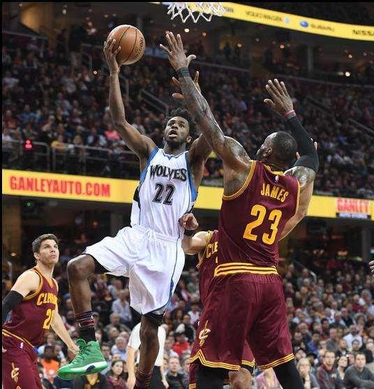 德天空：法兰克福中场乌尊肌肉受伤，预计12月欧冠踢巴萨复出（德媒：法兰克福中场乌尊肌肉受伤，预计12月欧冠战巴萨复出）