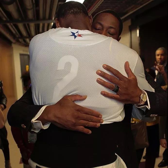 熟悉么？图片报：慕尼黑1860极端球迷在拜仁训练场涂鸦（图片报：1860慕尼黑极端球迷在拜仁训练基地喷涂涂鸦）